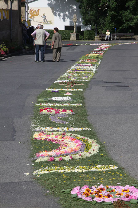 Fronleichnam in Kürnach 2012 mit seinem legendären Blumenteppich und vier Altären.